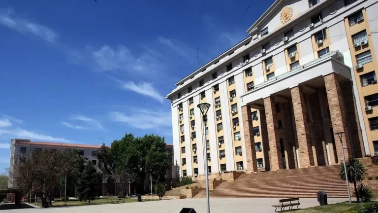 Los estatales en Mendoza cobran hoy el aumento del 14% que se acordó en paritarias