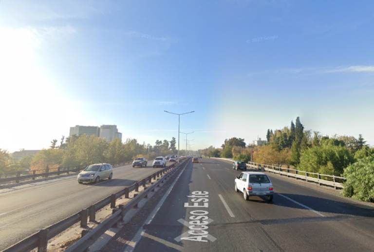 Quiso cruzar el Acceso Este corriendo, lo atropellaron y quedó grave