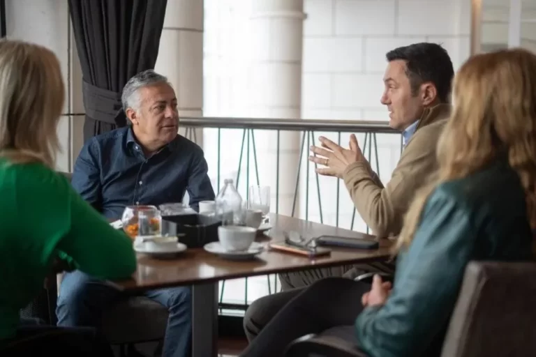 Cornejo busca atraer a los votantes de Petri y promete una “revisión integral” del ítem aula