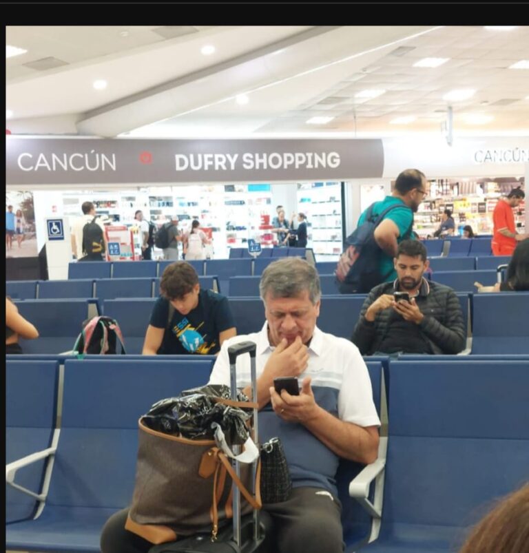Exclusivo: Mientras la gente no tiene para comer, nos llegaron fotos de Orozco y Ortiz en Cancún con una cartera de 300 euros.