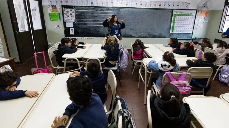 DGE: Docentes y celadores cobraron un aumento retroactivo por junio y aguinaldo