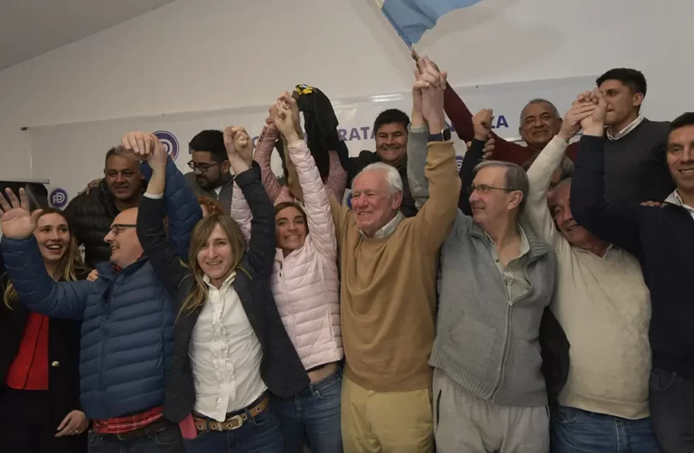 Euforia en la sede del PD: festejo con críticas al “populismo kirchnerista y cornejista”