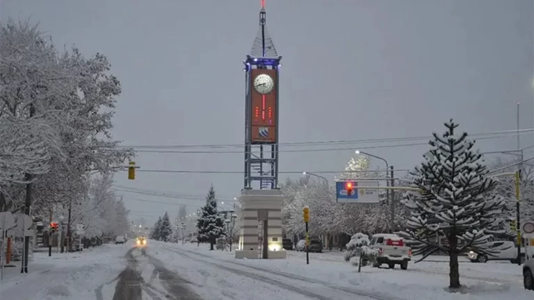 Temporal de nieve en Malargüe: asueto administrativo, 150 familias evacuadas y rutas cortadas