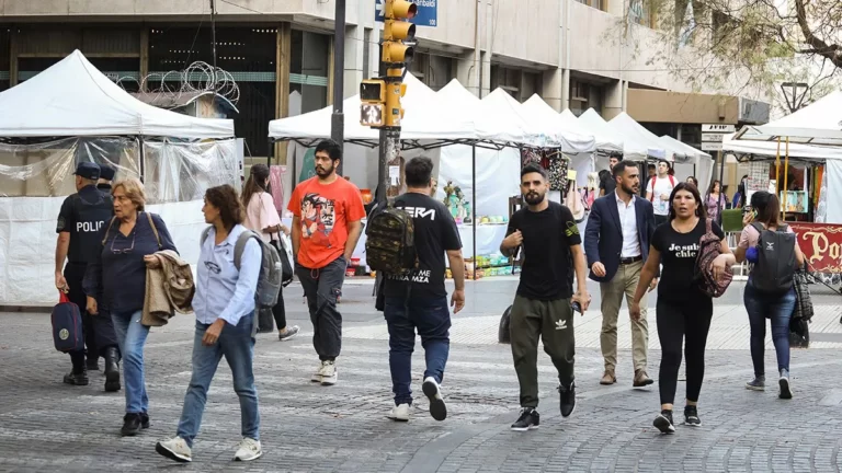 Pronóstico del tiempo en Mendoza: el Zonda no bajaría al llano y se espera un frente frío