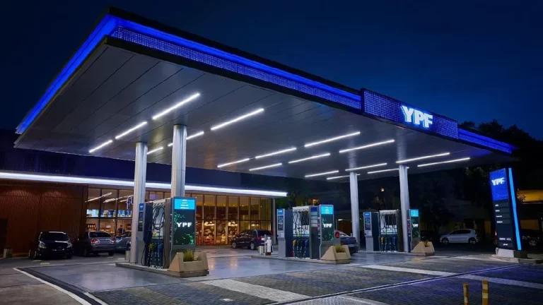 Tras el aumento de YPF los precios de todas las naftas se congelarán hasta el 31 de octubre