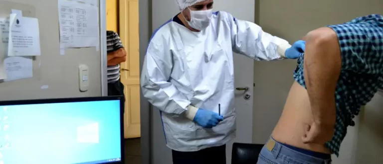 Las clínicas no dejan que los médicos cobren la consulta y no hay atención