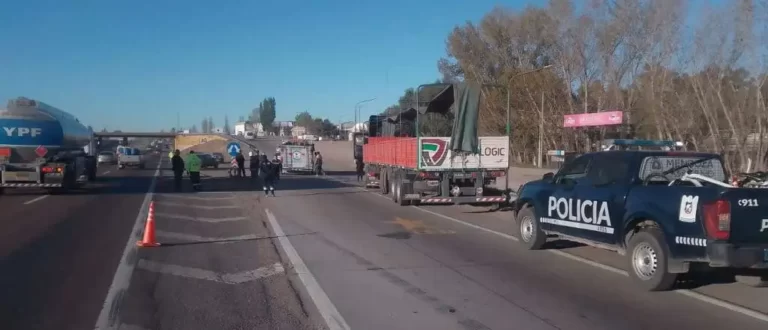 Un camionero sufrió un infarto en pleno Acceso Sur y lucha por su vida