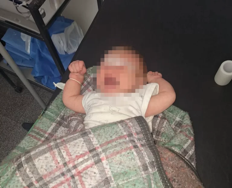 Policías le salvaron la vida a un recién nacido que no podía respirar