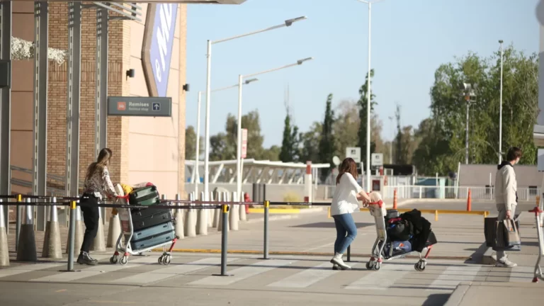 Rodolfo Suarez anunció que Mendoza sumará vuelos a Chile y a Lima para fortalecer el verano
