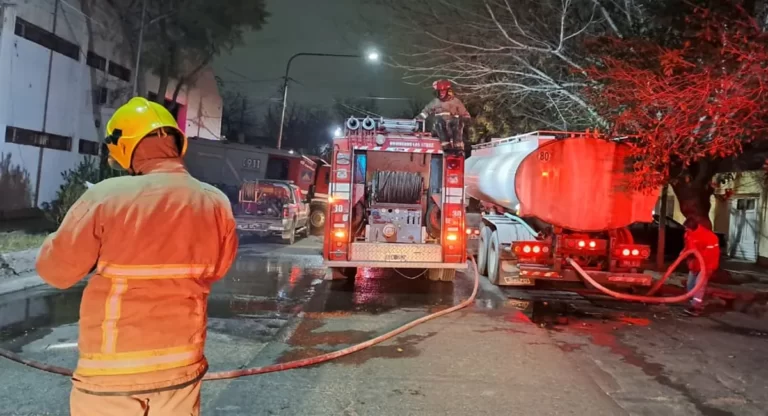 Una pareja y sus cuatro hijos fueron internados al intoxicarse tras el incendio en su casa de Maipú