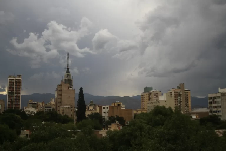 Pronóstico en Mendoza: tormentas severas y alerta por viento