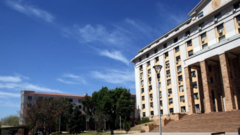 Suarez echó a un estatal que se tomó dos semanas de vacaciones extra