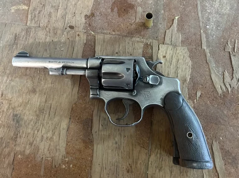 Un alumno de 15 años llevó un arma a su colegio de Godoy Cruz y amenazó a los compañeros