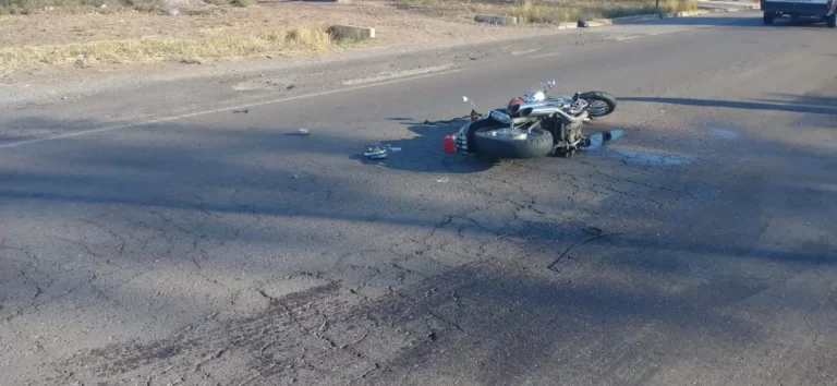 Un motociclista murió tras ser embestido por una camioneta