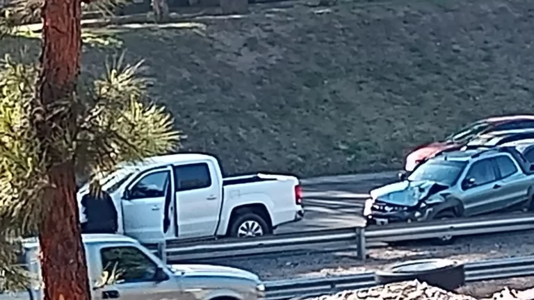 Caos vehicular en el Acceso Este por un choque