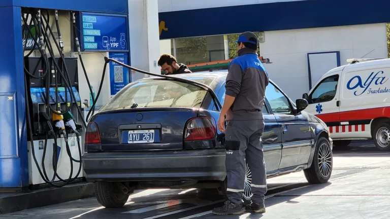 Faltante de combustibles en las provincias: cuál es el reclamo y cuáles son los efectos de la política