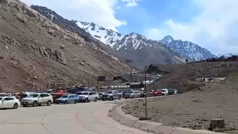 Miles de chilenos viajaron a Mendoza a pesar del Zonda y de las largas filas en el paso internacional
