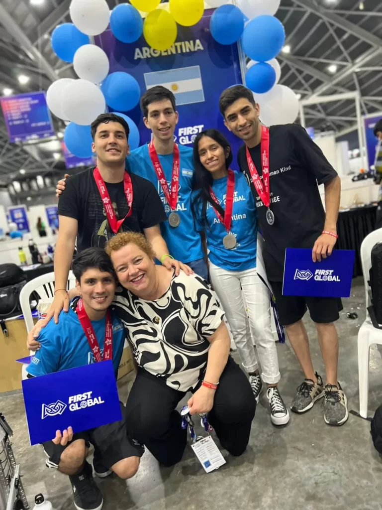 Llegaron a Mendoza los 8 adolescentes de nuestra provincia subcampeones del Mundial de Robótica