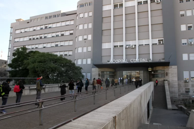 Un hombre sufrió un balazo en un tiroteo y se fue en micro hasta el hospital