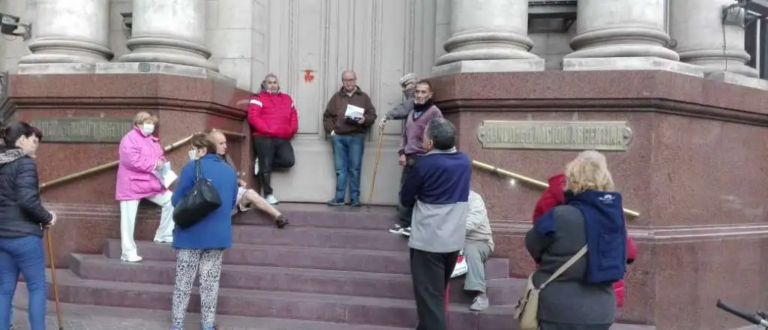 Este lunes los bancos no abren sus puertas