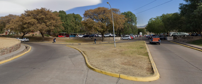 Iba a jugar al hockey a la UNCuyo y la asaltaron cuando se bajó del colectivo