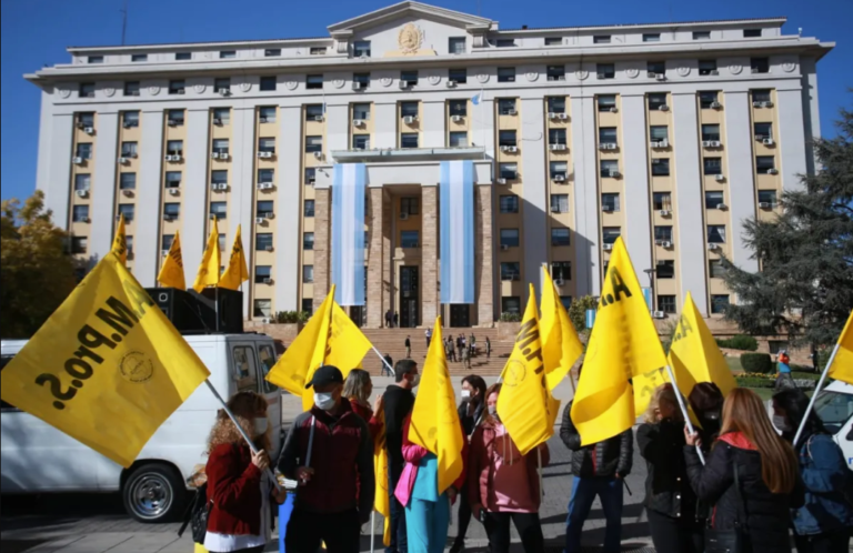 Con una mejora de su oferta salarial, el Gobierno busca evitar paros gremiales