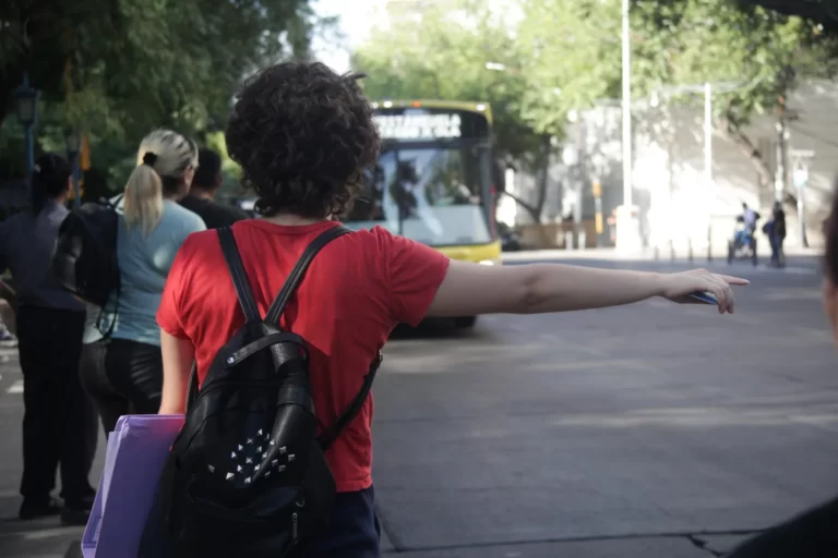 Con inteligencia artificial, la DGE calculó cuántos chicos están en riesgo alto de dejar la escuela