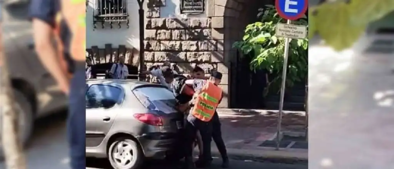 Golpeó a un policía y fue detenido frente a la Plaza Independencia