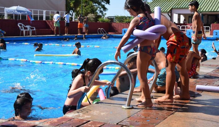 Escuelas de verano abrieron inscripciones con promociones pre-balotaje y hasta precios en dólares