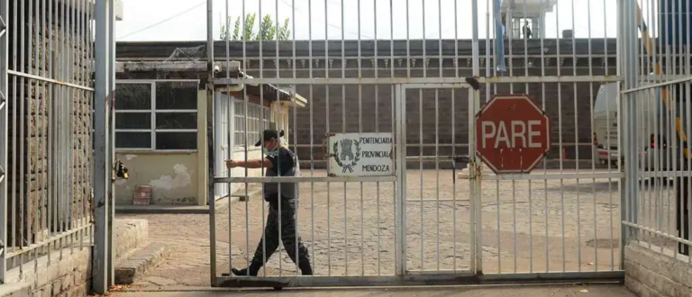 El Gobierno echó a una psicóloga que habría tenido conductas indebidas con presos