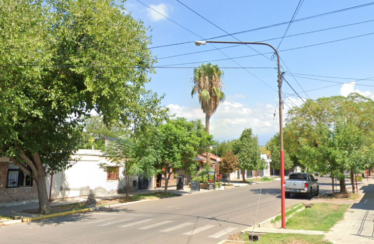 Un poste de luz se cayó encima de dos niños y uno quedó grave