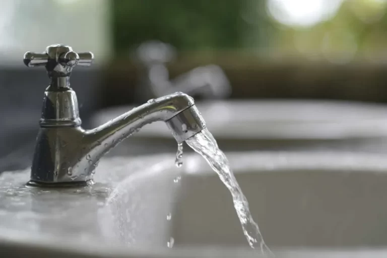 El gobernador Suarez autorizó un aumento del 46% en la factura del agua 