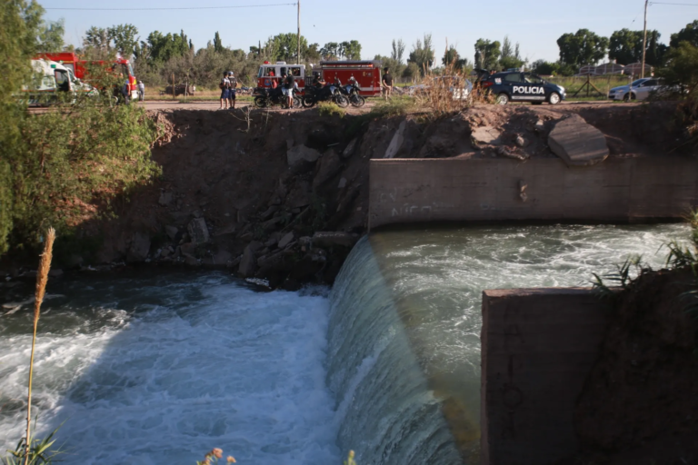 Con ayuda de un dron, buscan a un hombre que cayó al Cacique Guaymallén