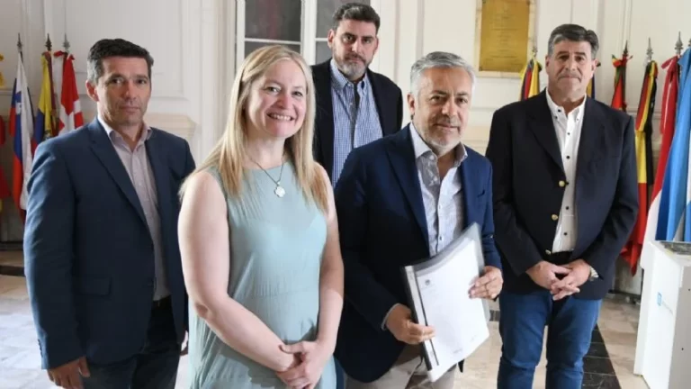 Alfredo Cornejo promueve jubilaciones anticipadas y cambios en la planta estatal