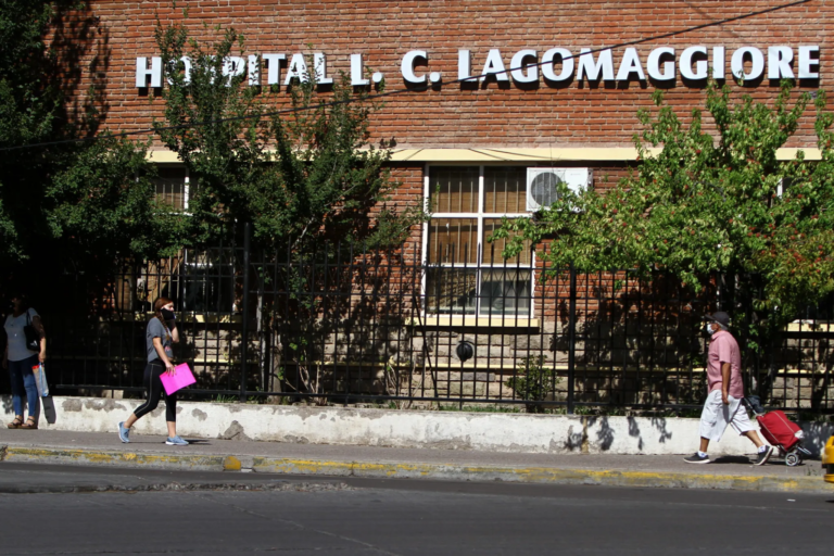 Un hombre fue detenido por prender fuego a su pareja y tirarla a una acequia