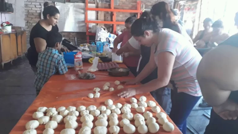 Dos concurridos merenderos de Mendoza advirtieron que cada vez más niños piden un plato de comida