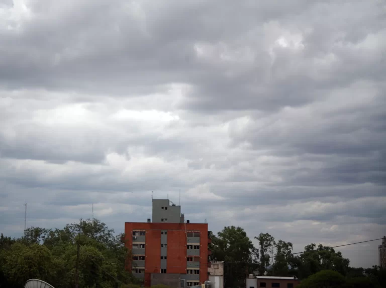 Alerta amarillo por tormentas y Zonda en Mendoza