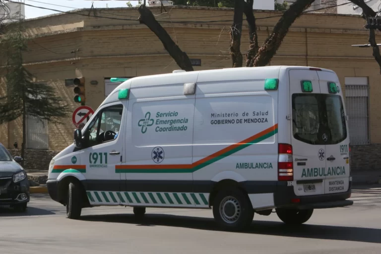 Un joven ciclista lucha por su vida luego de ser embestido por una camioneta en Las Heras