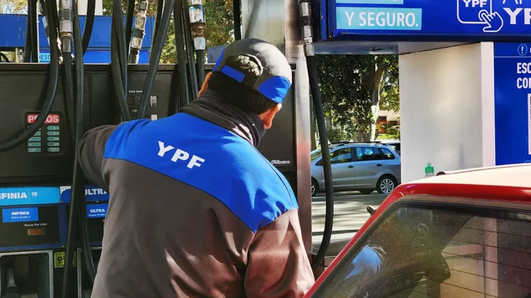 El precio de los combustibles aumentó el 27% y la nafta súper promedia los $750