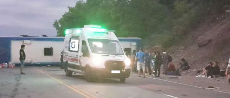 Un micro que venía a Mendoza chocó de frente con un camión: hay 3 muertos