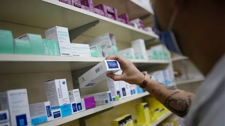 Farmaceúticos y bioquímicos acordaron un aumento salarial del 91% para el primer trimestre