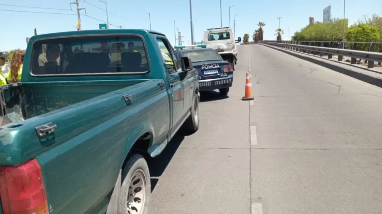 Manejaba borracho por la Costanera, quiso escapar de la policía y chocó un móvil
