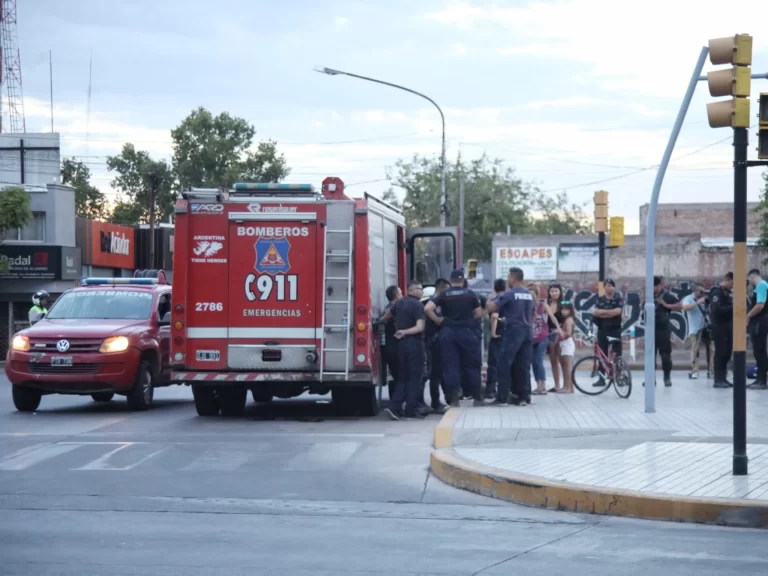 En fotos: el operativo para rescatar a un indigente que cayó al Cacique Guaymallén