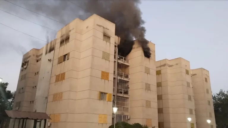 La familia del jubilado que perdió todo en el incendio de su departamento necesita ayuda