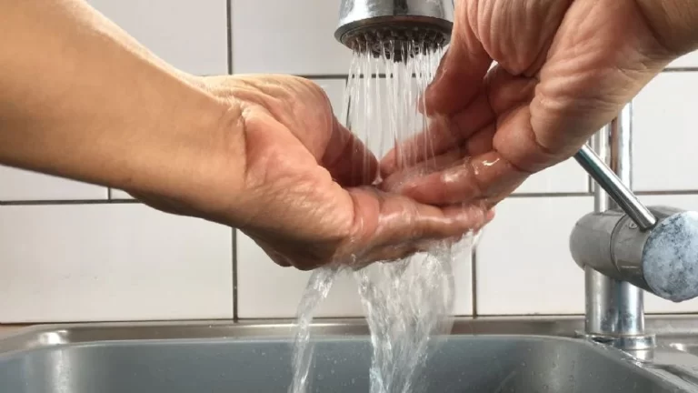 El Gobierno autorizó un nuevo aumento del agua desde enero: de cuánto será y a quiénes afecta