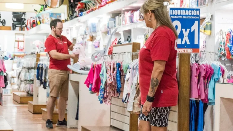 Los empleados de comercio lograron un aumento salarial y cobrarán casi $574.000 desde enero