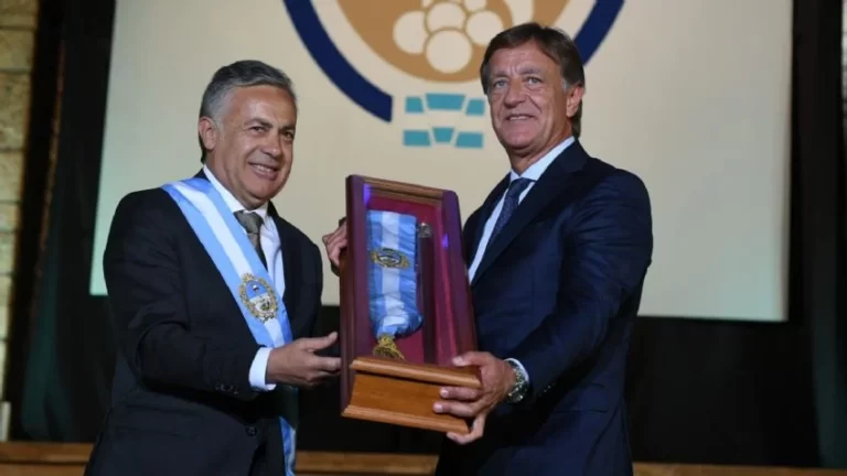 Un mes en rojo y los ahorros de Suarez: las cuentas en la “era Cornejo-Milei”