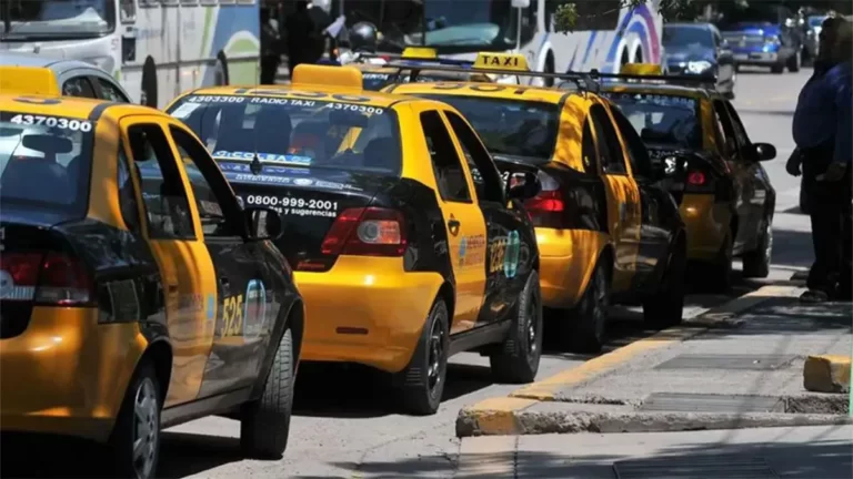 Los dueños de taxis le pidieron al Gobierno un aumento del 70% en la tarifa