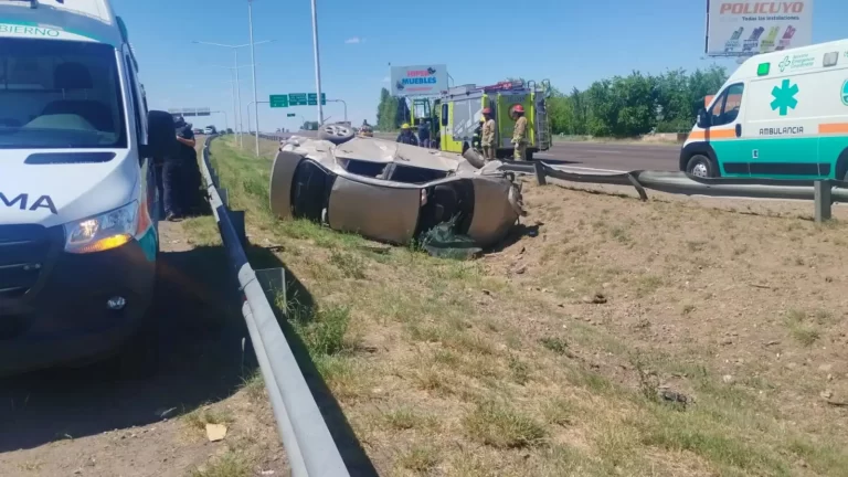 Cámara testigo: un niño fracturado en un vuelco en el Acceso Sur