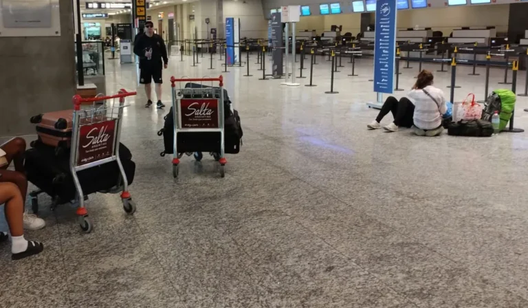 Pasajeros se quedaron sin viajar desde Mendoza: vuelos cancelados y demorados por el paro general